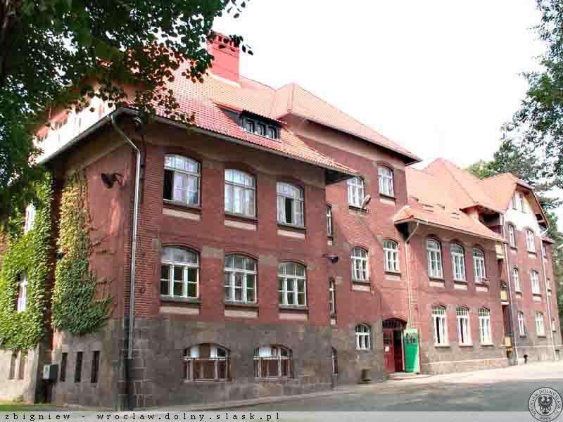 Szkoła Podstawowa nr 1 w Piechowicach puzzle online ze zdjęcia