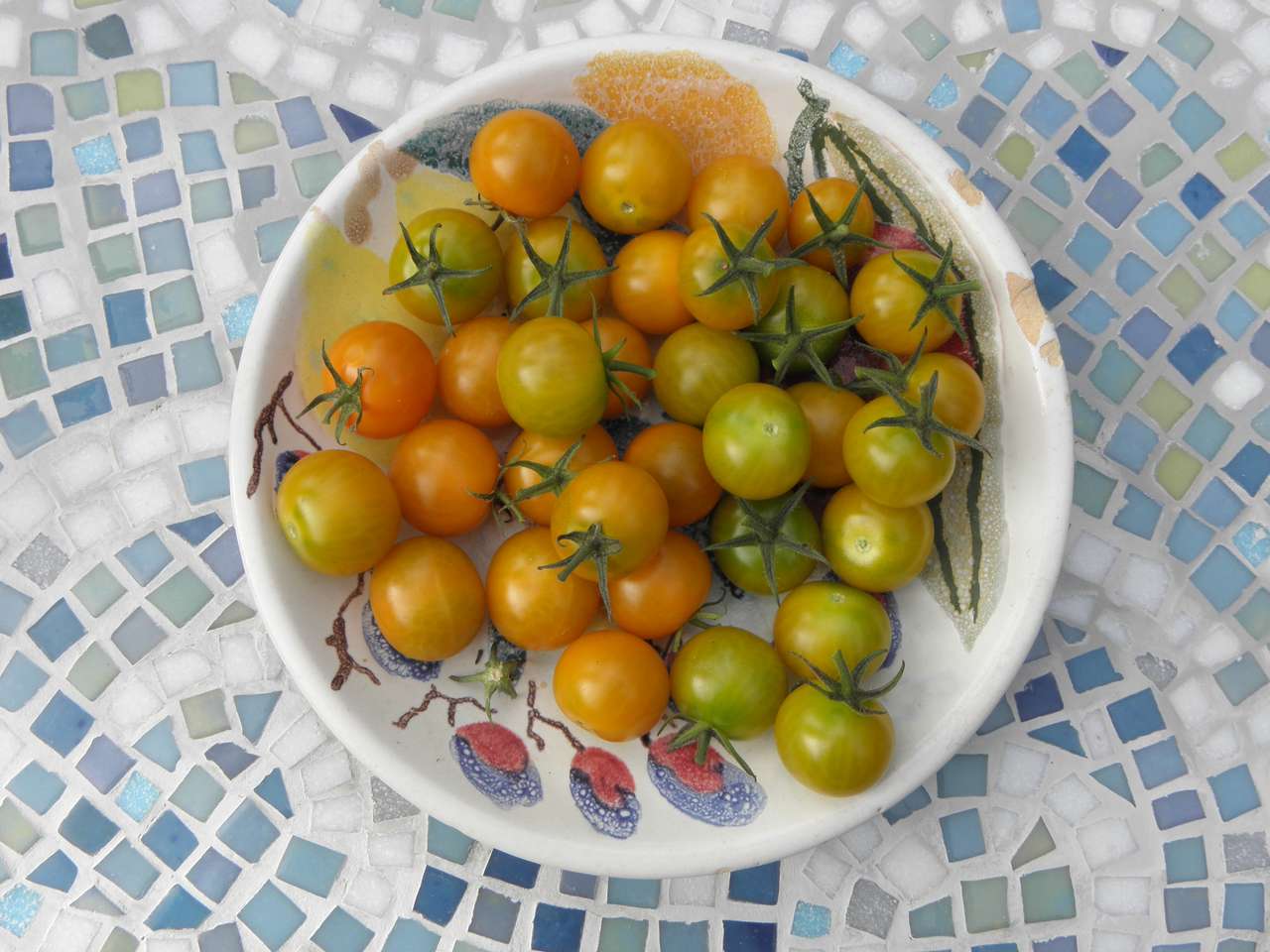 Pomidory na talerzu puzzle online