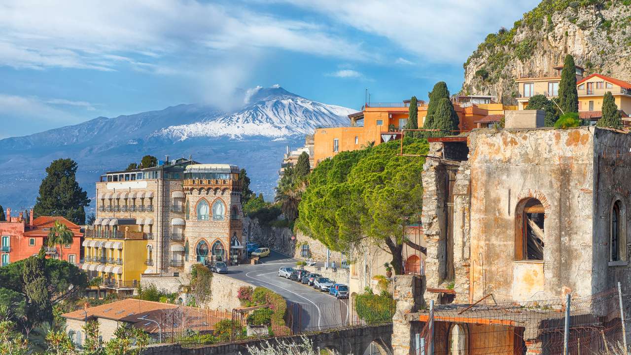 Miasto Taormina z wulkanem Etna puzzle ze zdjęcia