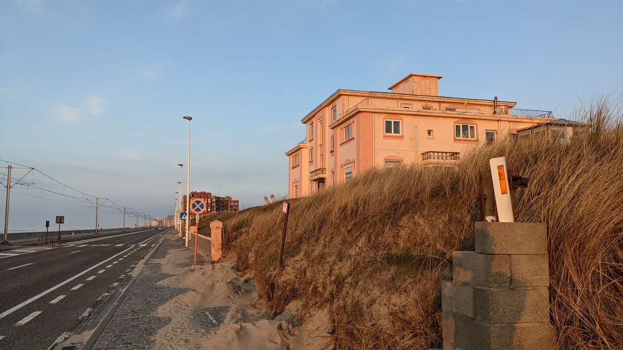 Dom wzdłuż plaży puzzle ze zdjęcia