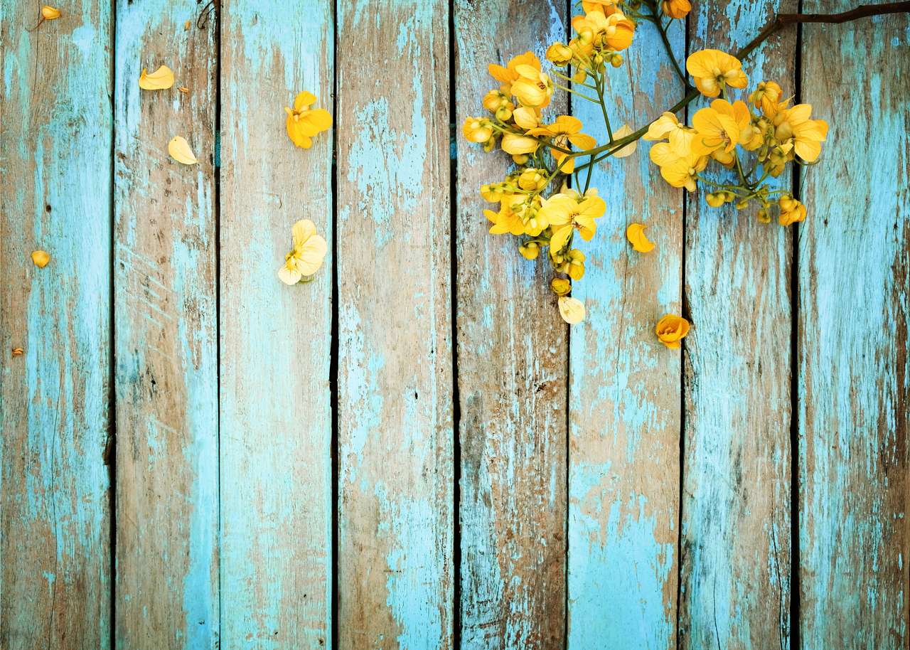 Żółte kwiaty na drewnianym płocie puzzle online