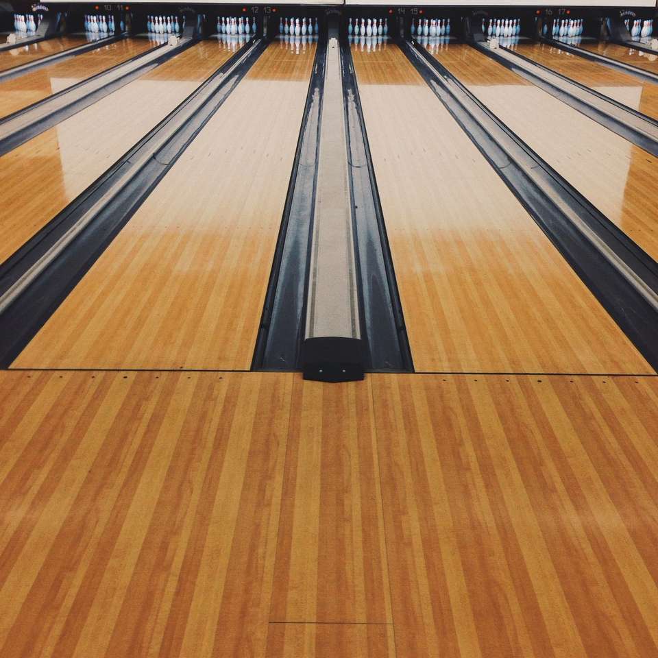 Tory do gry w bowling puzzle online ze zdjęcia
