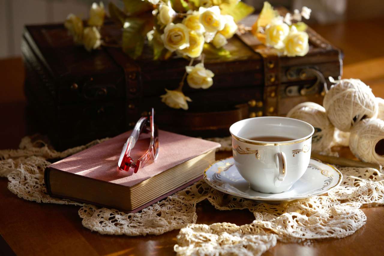 Książka przy herbacie puzzle online ze zdjęcia