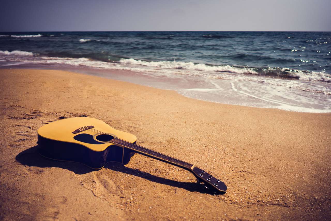Gitara na plaży puzzle online ze zdjęcia