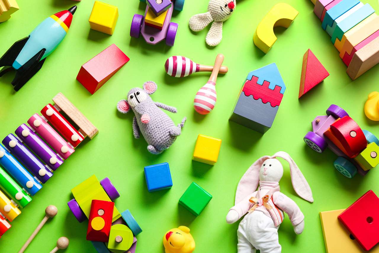 Zabawki na zielonym tle puzzle online ze zdjęcia