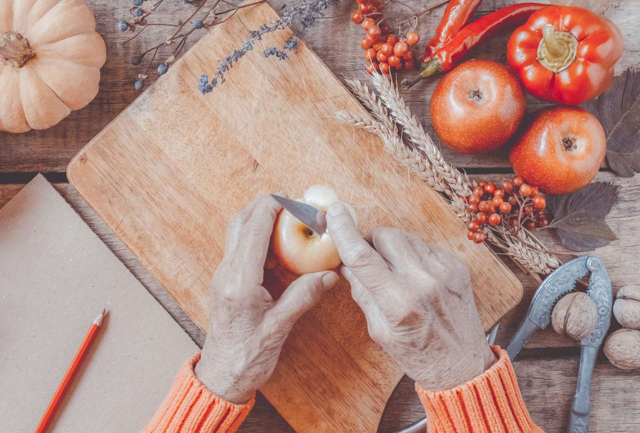Babcia obiera jabłka puzzle online ze zdjęcia