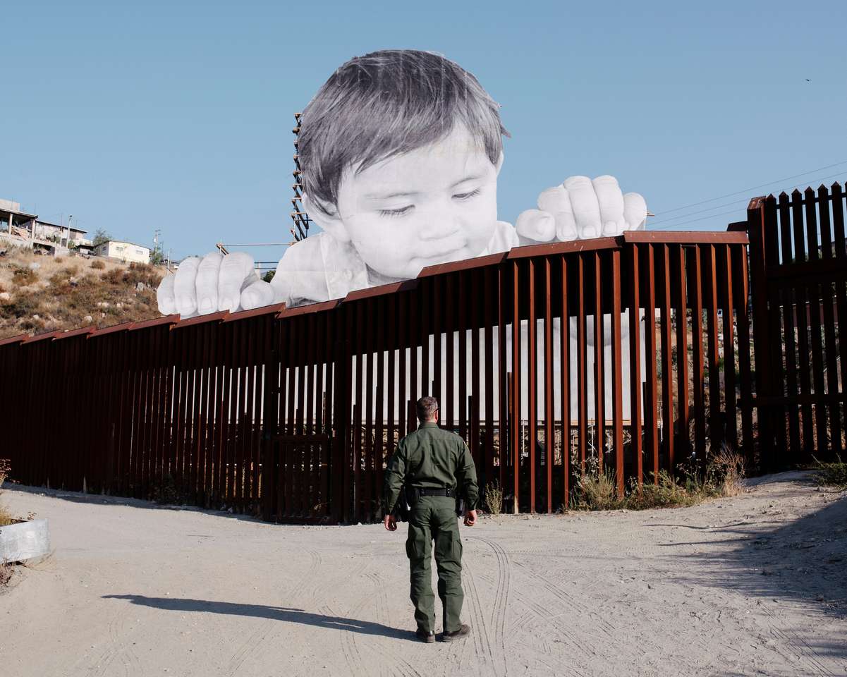 Meksykańskie dziecko za murem granicznym puzzle online ze zdjęcia