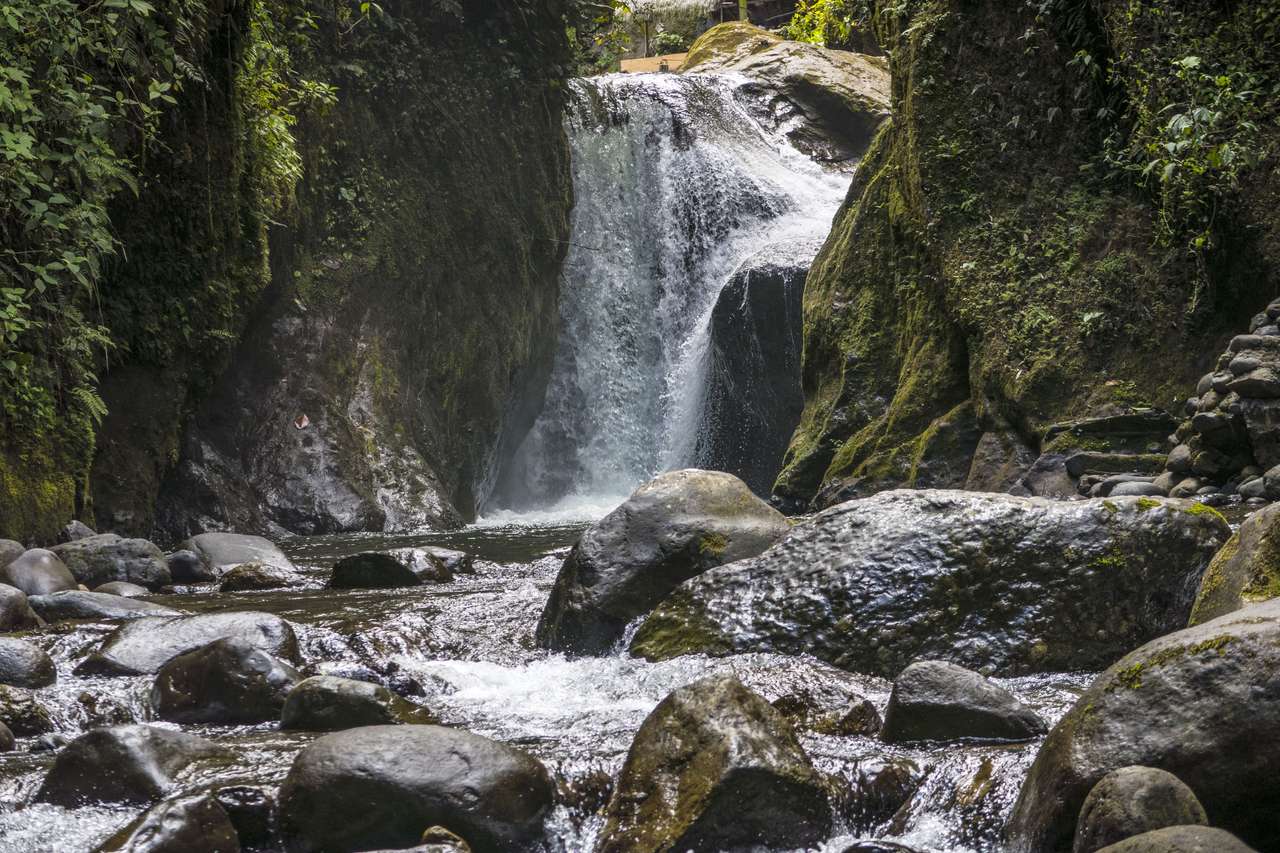 Sceniczny wodospad w pobliżu Mindo puzzle online ze zdjęcia