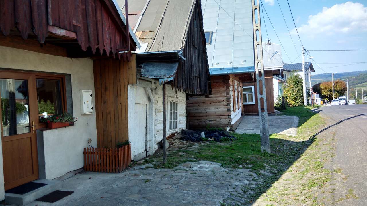 Zabytkowe domy w Jaśliskach puzzle online ze zdjęcia