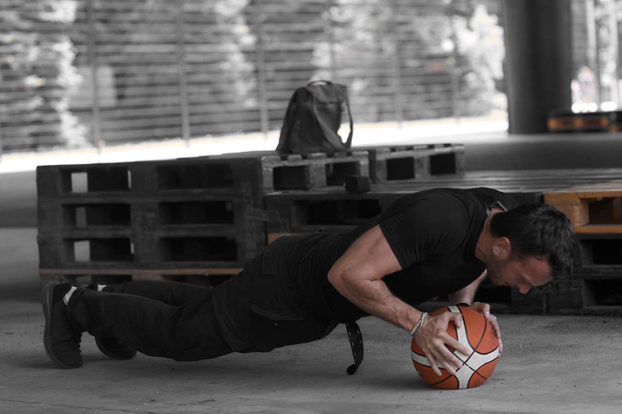 Mężczyzna pchający piłkę do koszykówki puzzle online ze zdjęcia