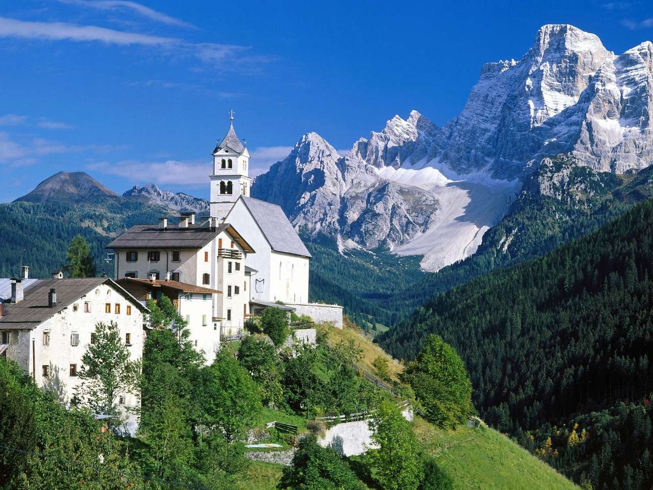 Kościół z górami puzzle online ze zdjęcia