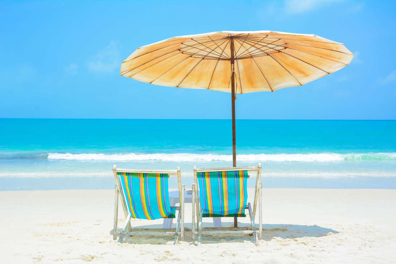 Krzesła plażowe i parasol puzzle online ze zdjęcia