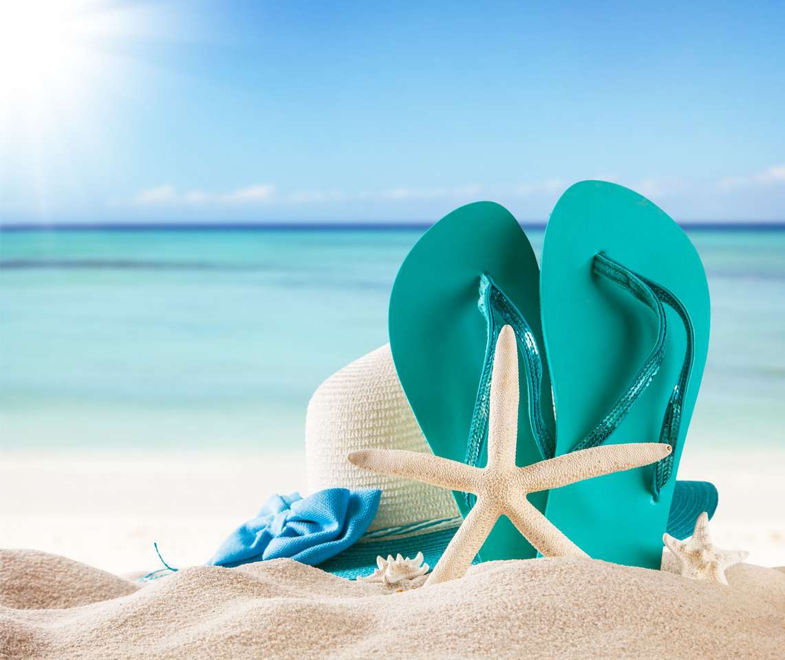 Piaszczysta plaża, skorupy i niebieskie sandały puzzle online