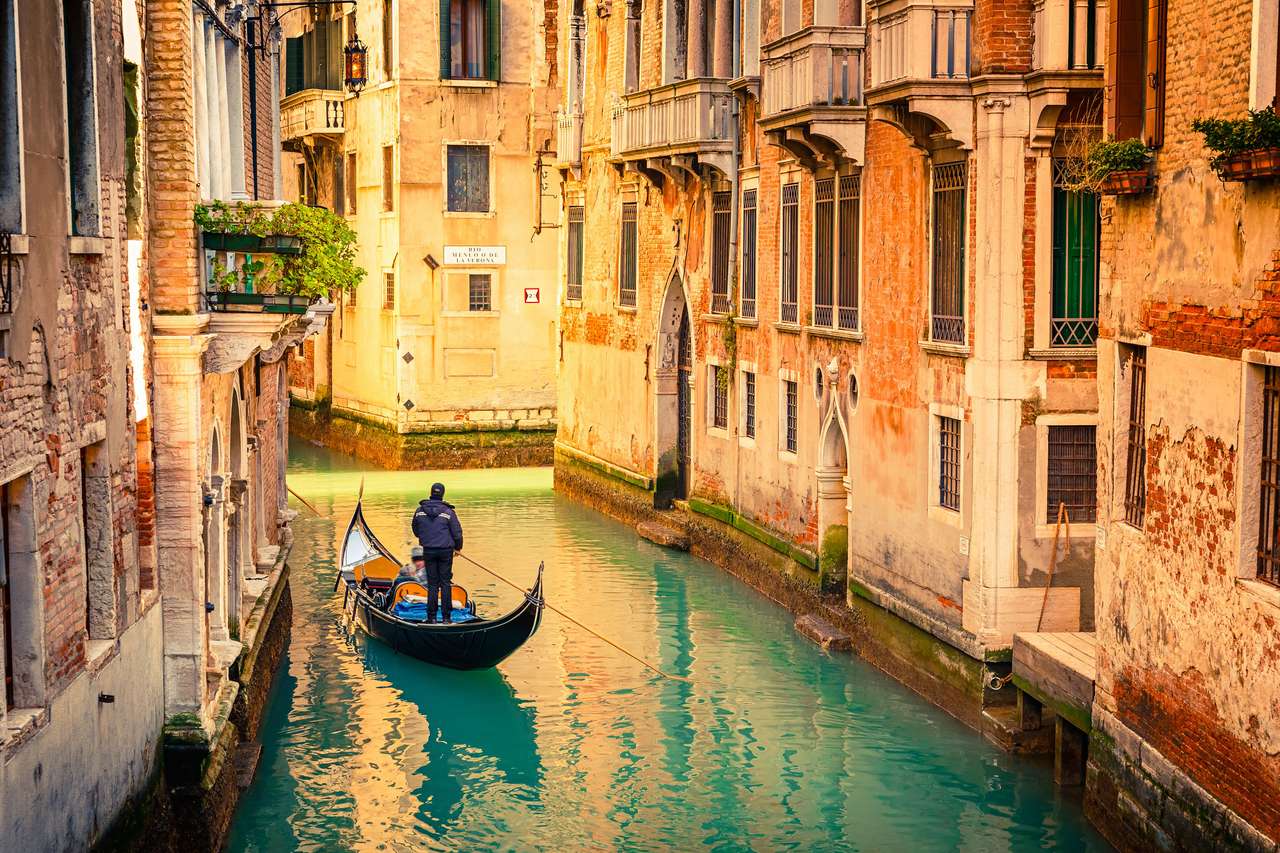Gondola na wąskim kanale w Wenecji puzzle online ze zdjęcia