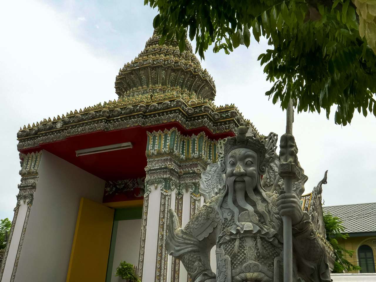 Chiński posąg na terenie Wat Pho puzzle ze zdjęcia