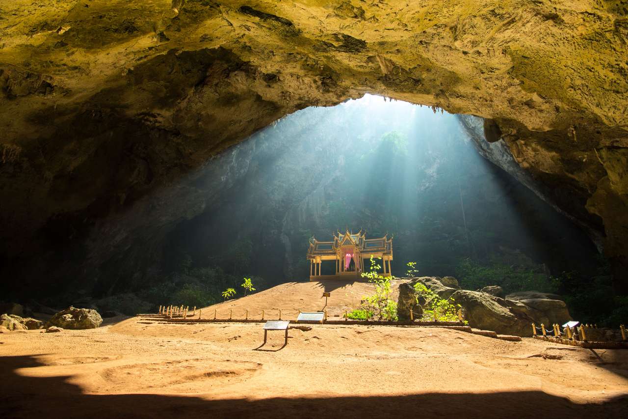 Złoty pawilon buddyjski w dzikiej jaskini, Tajlandia puzzle online ze zdjęcia