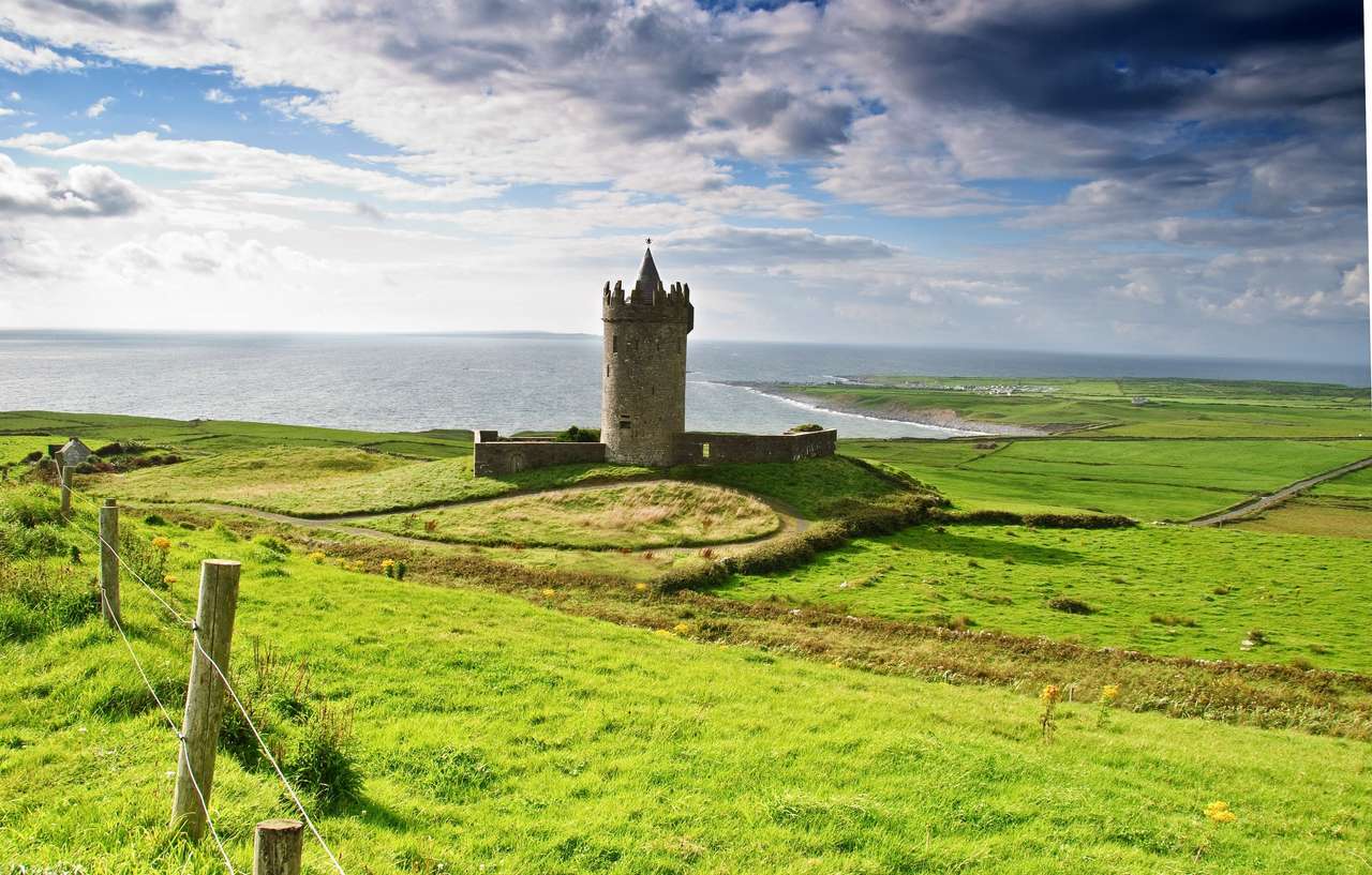 Stary Irlandzki zamek w Doolin puzzle online