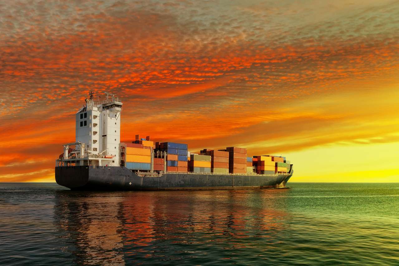 Statek kontenerowy o zachodzie słońca puzzle online