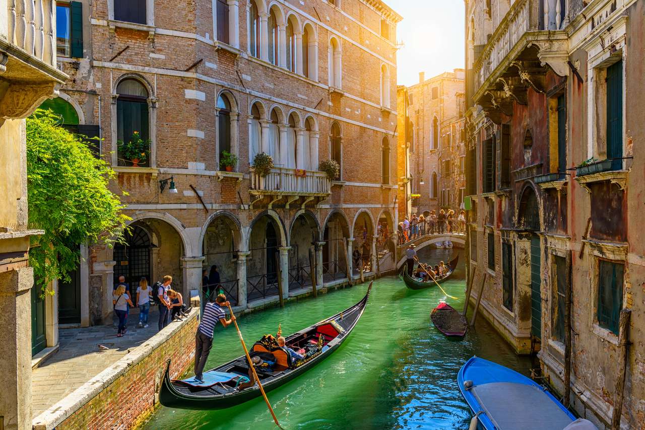 Kanał z gondolą i mostem w Wenecji, Włochy puzzle online ze zdjęcia