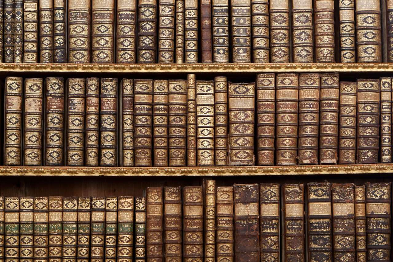 Stare antyczne książki na półce w bibliotece puzzle online