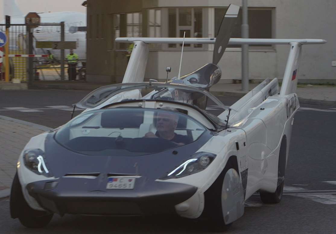 Latający samochód - napędzany po lądowaniu puzzle online ze zdjęcia