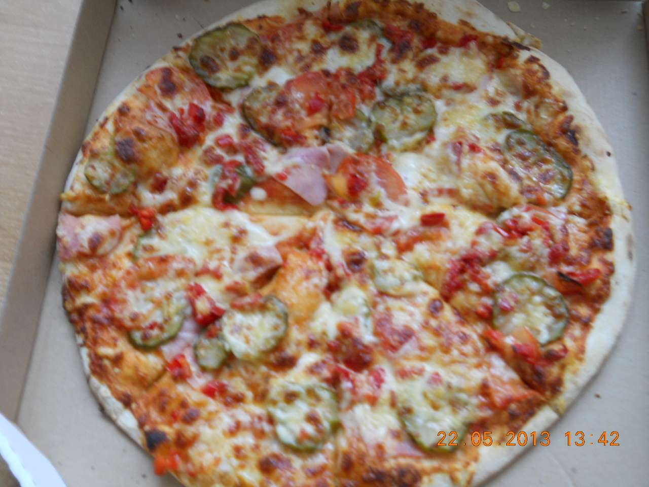 Pizza z dodatkami. puzzle online ze zdjęcia