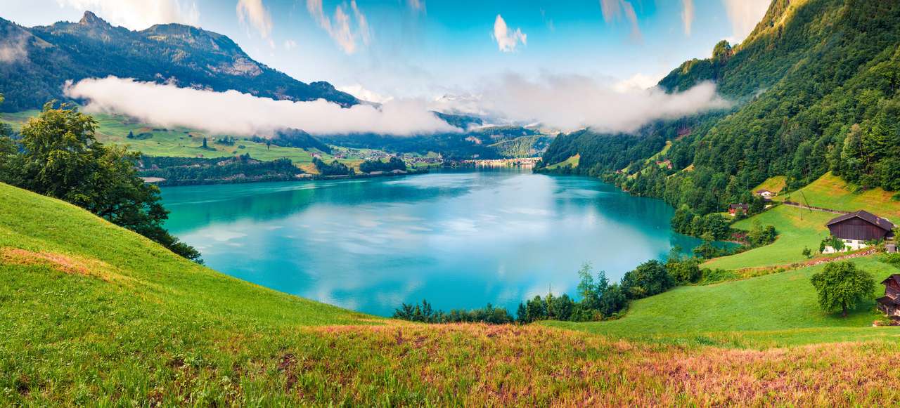 Mgłowa letnia panorama Lungereree jeziora. Kolorowy poranny widok szwajcarskich Alp, Lungern Village Lokalizacja, Szwajcaria, Europa. Artystyczny styl przetworzony obraz. puzzle online