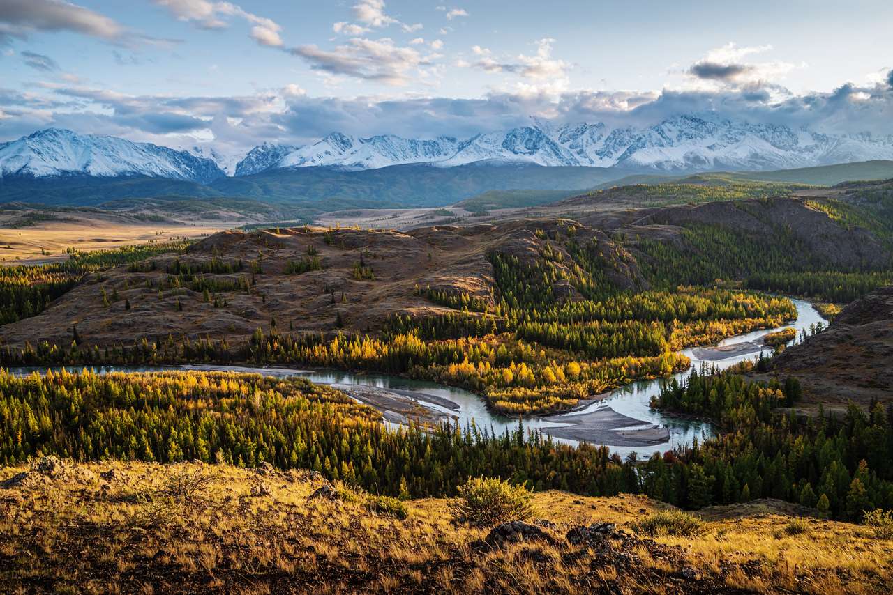 Rzeka Chuya w Kurai Steppe, Północny zakres Chuysky na horyzoncie. Jesień w górach Altai. Rosja puzzle online