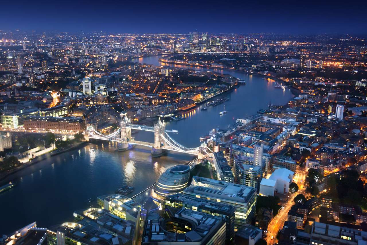 Londyn w nocy z architekturami miejskich i mostu wieży puzzle online