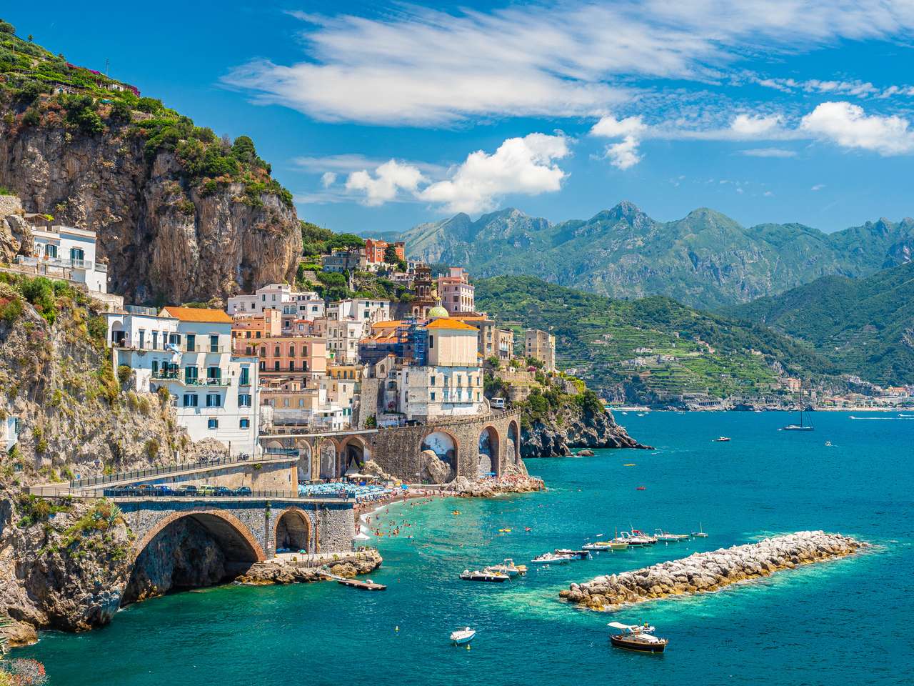 Town Atrani w słynnym wybrzeżu Amalfi, Włochy puzzle online