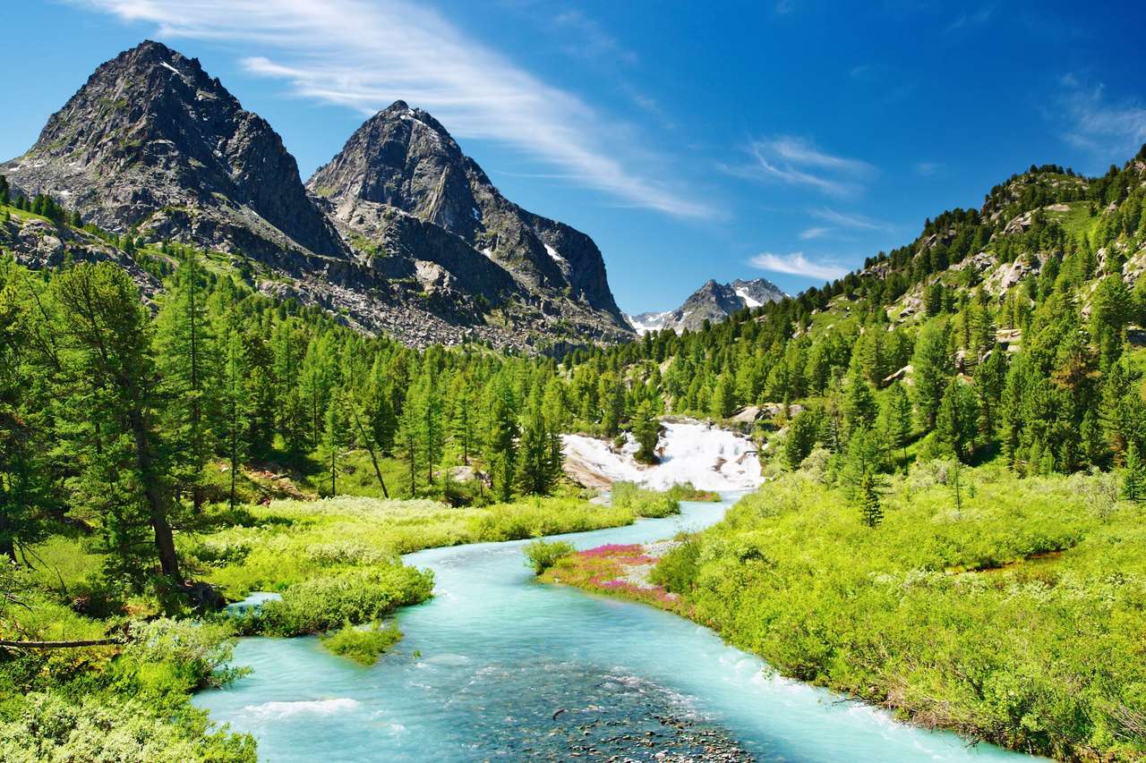 Górski krajobraz z rzeką i lasem puzzle online ze zdjęcia