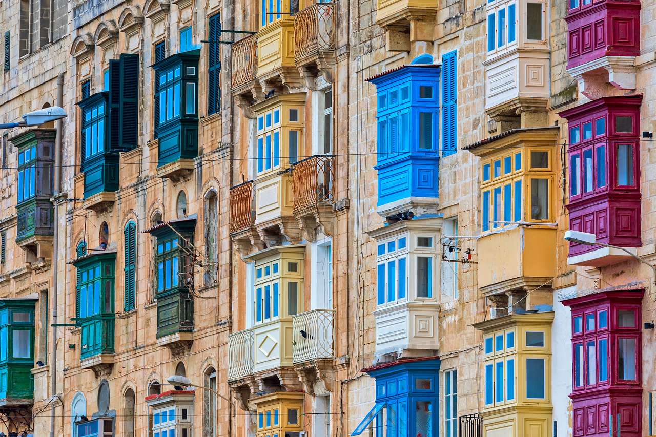 Tradycyjne kolorowe drewniane balkony w Valletta puzzle online ze zdjęcia