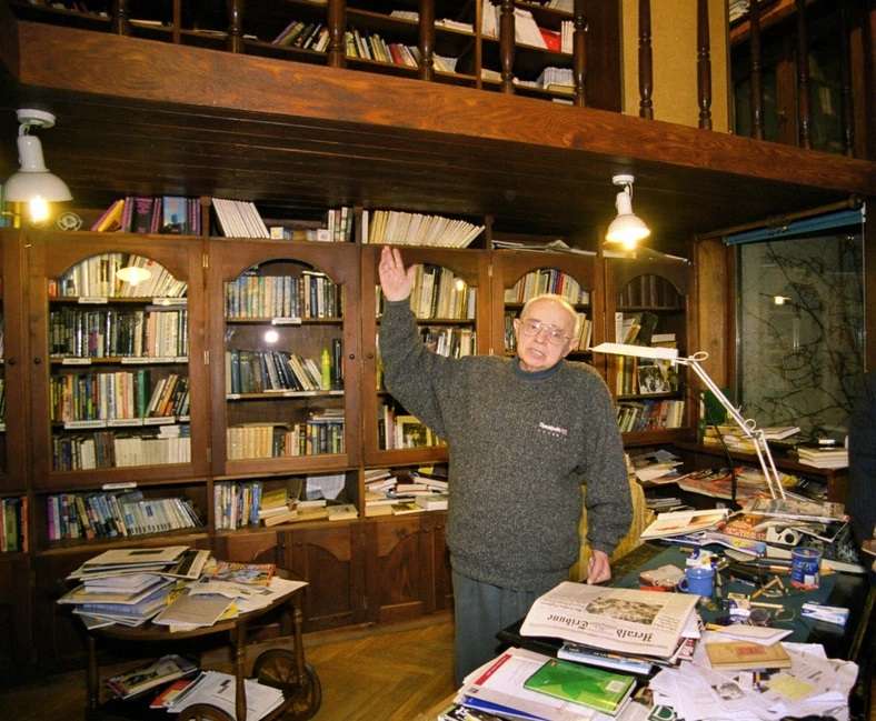 Stanisław Lem w bibliotece puzzle online ze zdjęcia