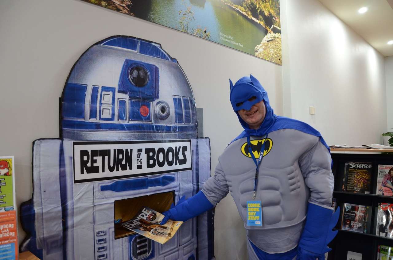 Batman zwraca książki do biblioteki puzzle online