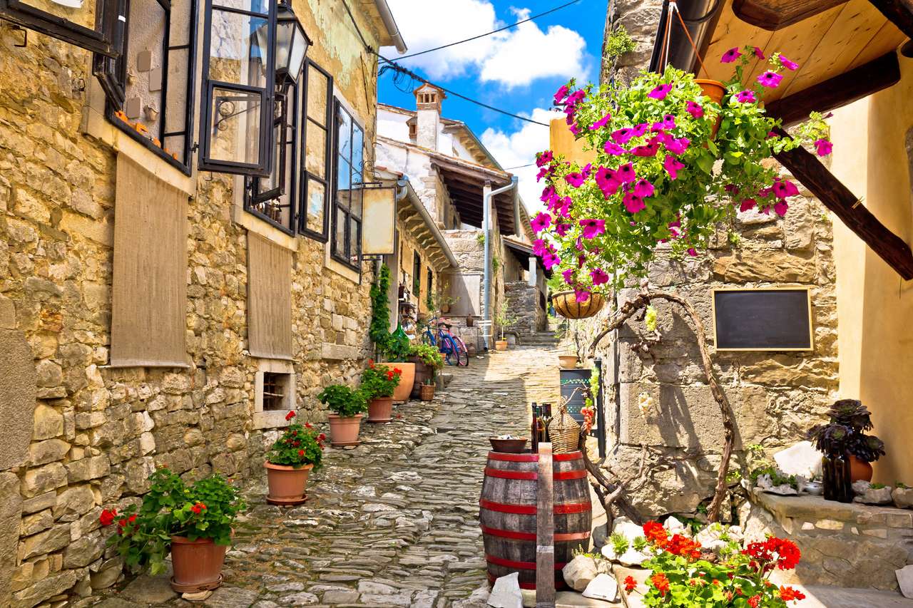 Miasto Hum Kolorowa Stara Stara Street, Istria, Chorwacja puzzle online ze zdjęcia