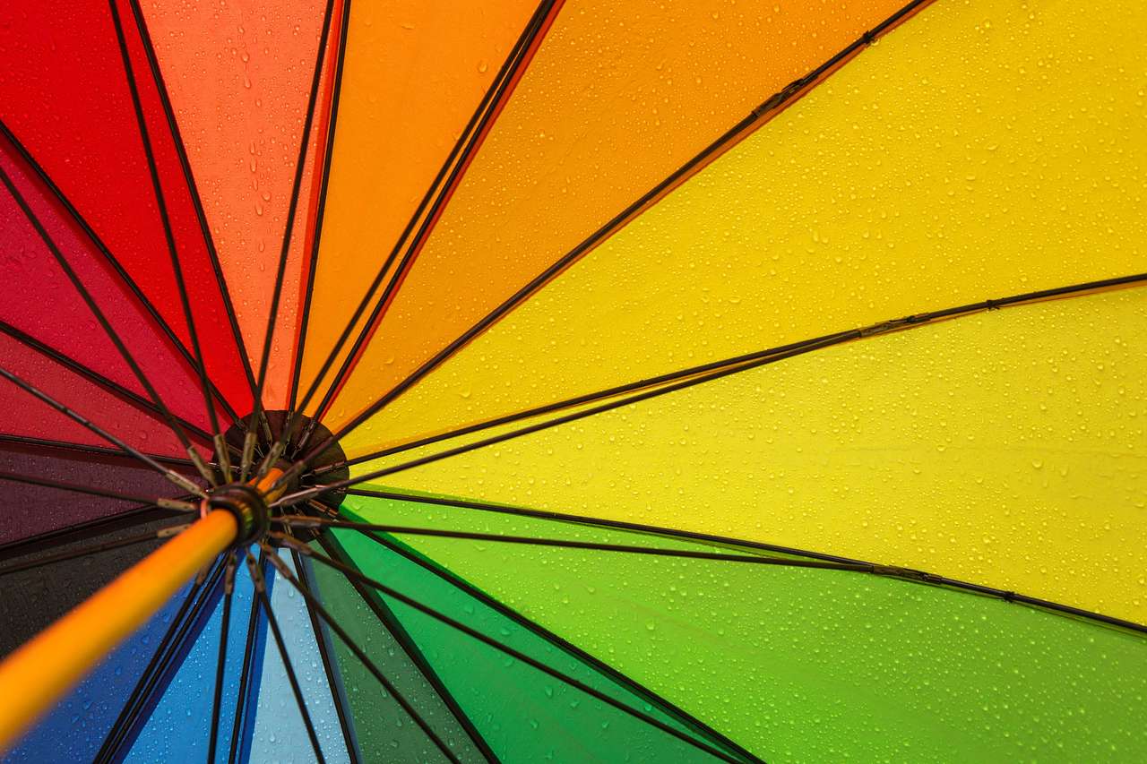 Kolorowy parasol w deszczu puzzle online ze zdjęcia