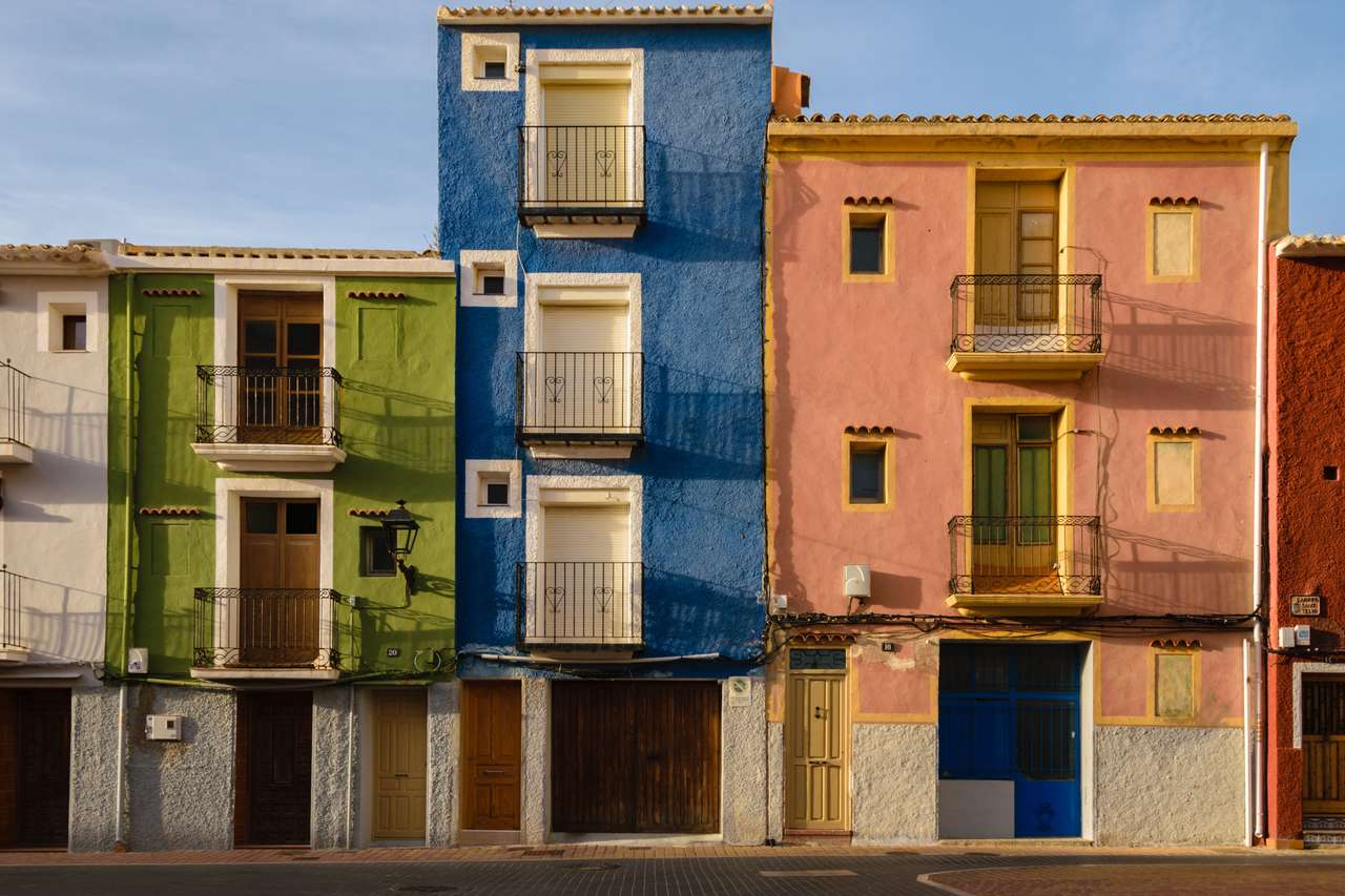 Wielokolorowe domy na ulicach Villajoyosa puzzle online