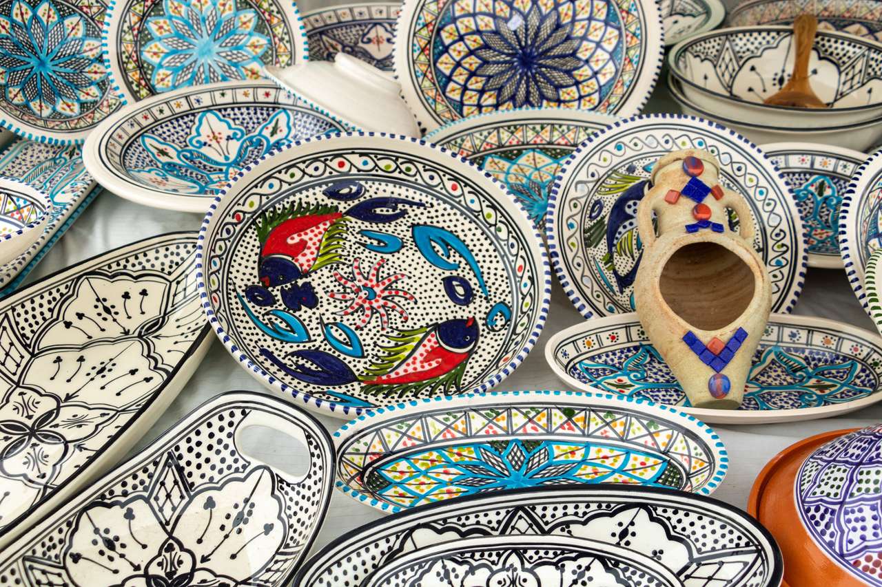 Dekoracyjna ceramiczna zastawa stołowa, rzemiosło śródziemnomorskie puzzle ze zdjęcia