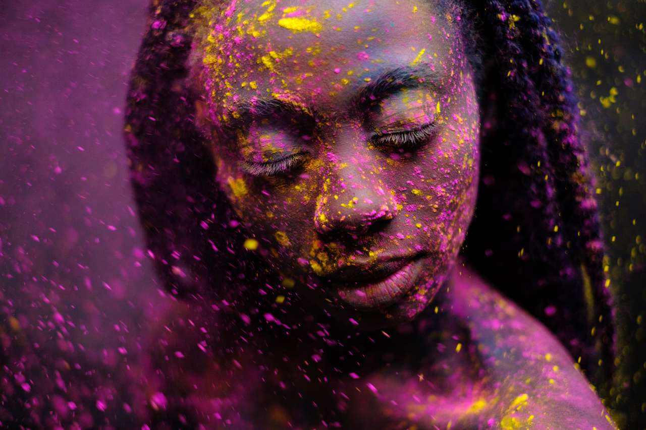 Afrykańska kobieta z kolorowym proszkiem na twarzy i ciele. puzzle online