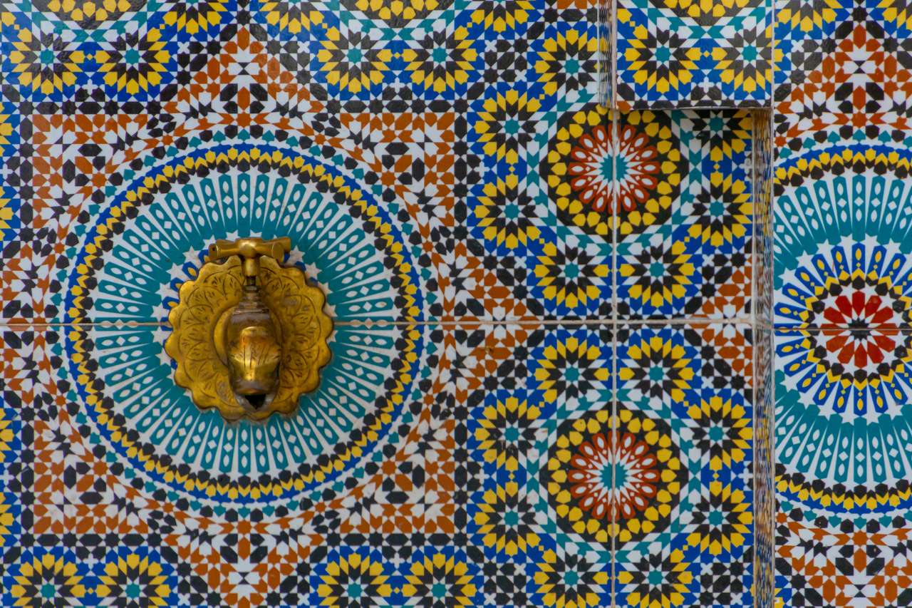 Kolorowa arabska fontanna mozaikowa i kran z brązu puzzle online