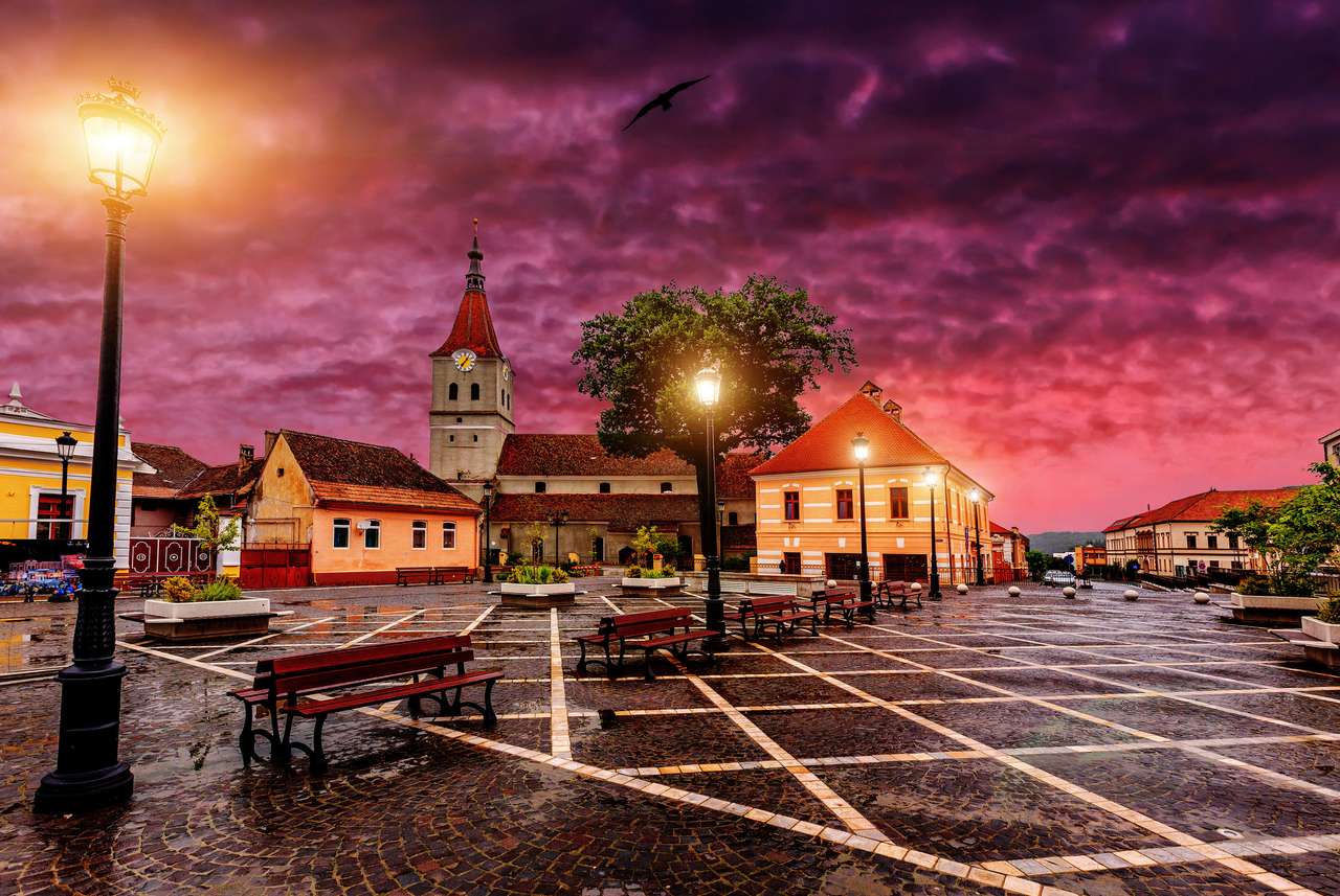 Zachód słońca nad średniowiecznym Domem Rady w Brasov puzzle online ze zdjęcia