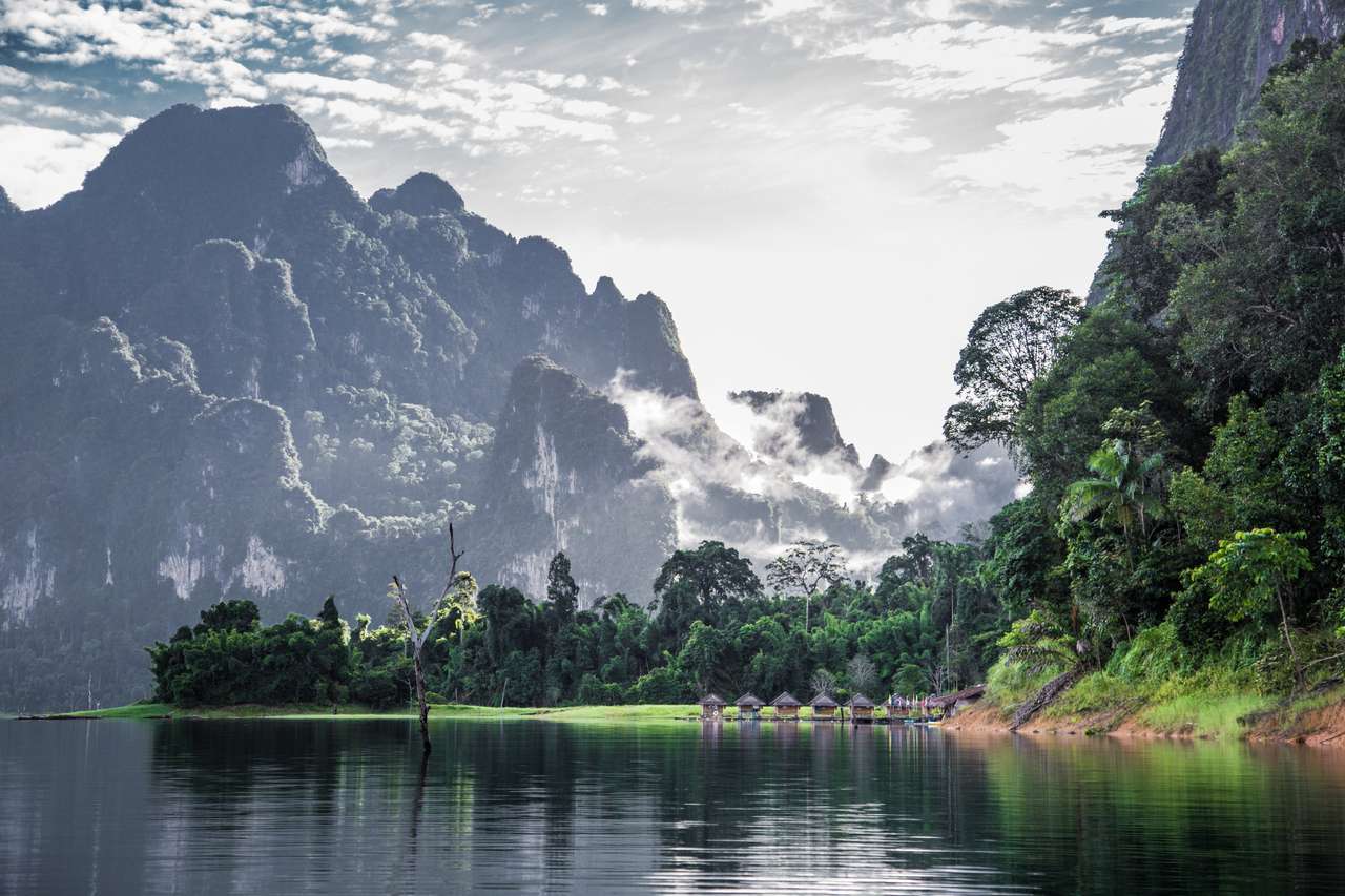 Widoki na jezioro Khao Sok w parku narodowym w Tajlandii puzzle online ze zdjęcia