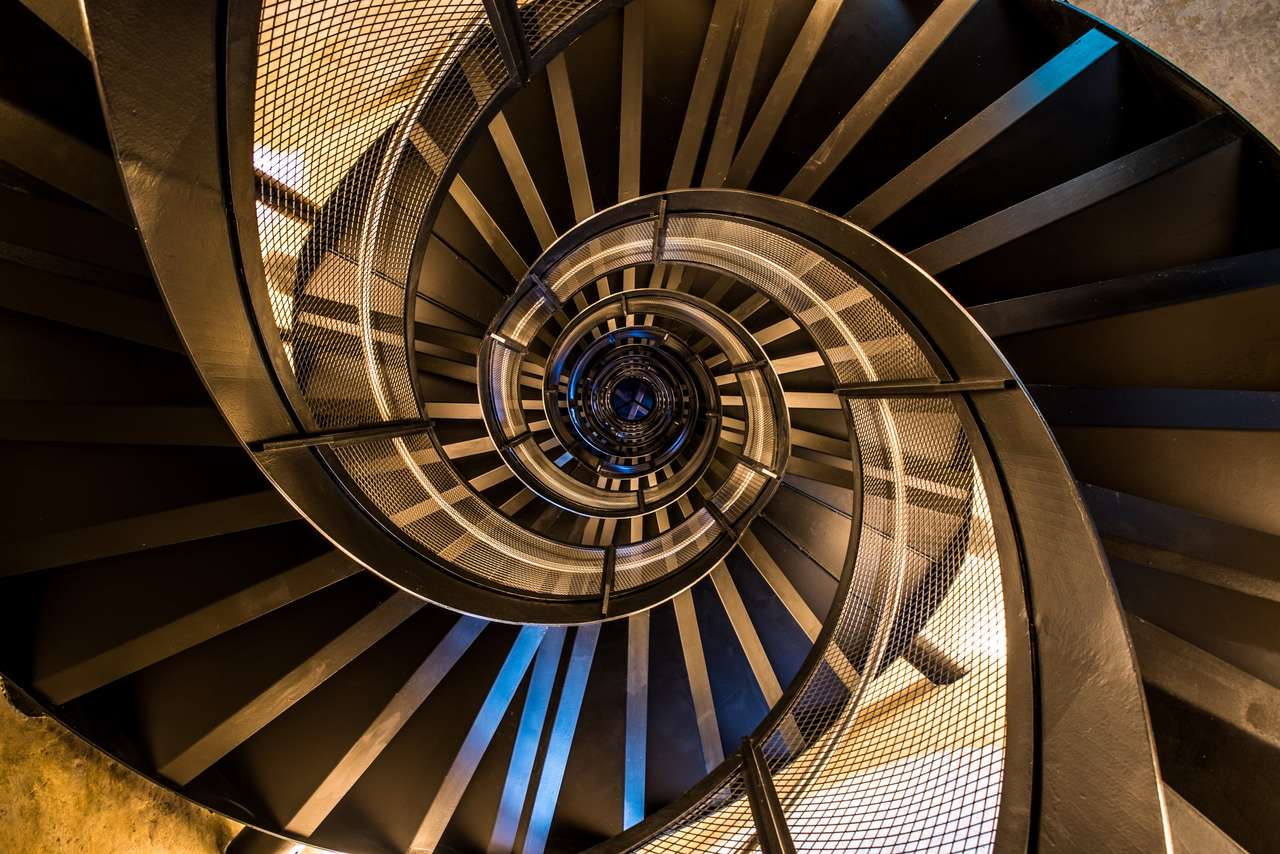 Spiralne schody w wieży - architektura wnętrza budynku puzzle online ze zdjęcia