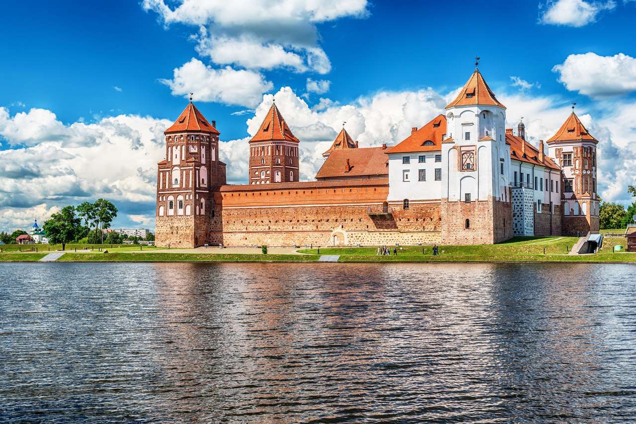 Białoruś: słynny zamek Mir w lecie puzzle online
