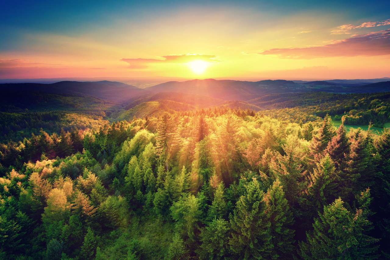 zachód słońca nad leśnymi wzgórzami puzzle online