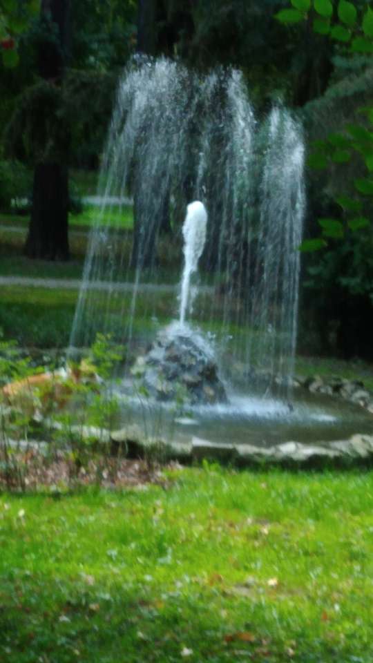 Parkowa fontanna puzzle online ze zdjęcia