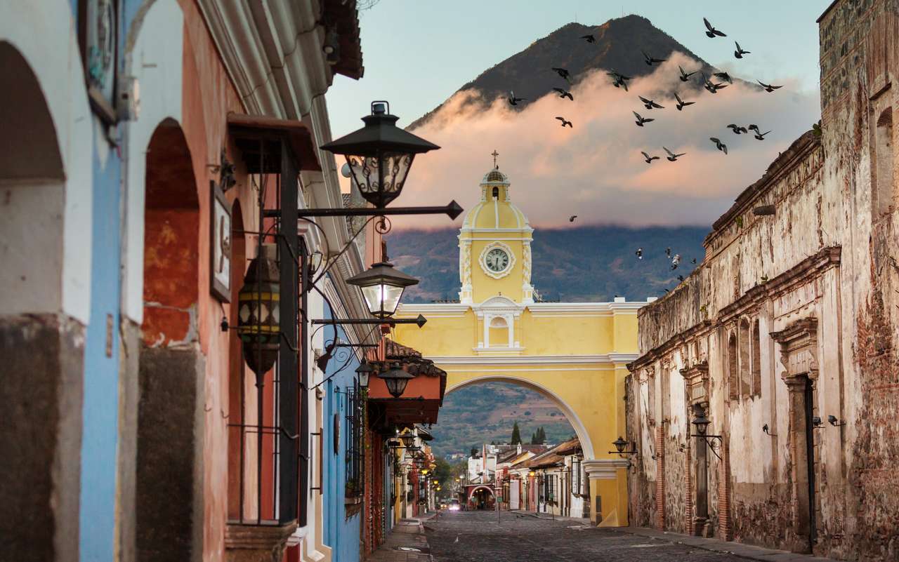 Architektura kolonialna w starożytnej Antigua Gwatemala puzzle online ze zdjęcia