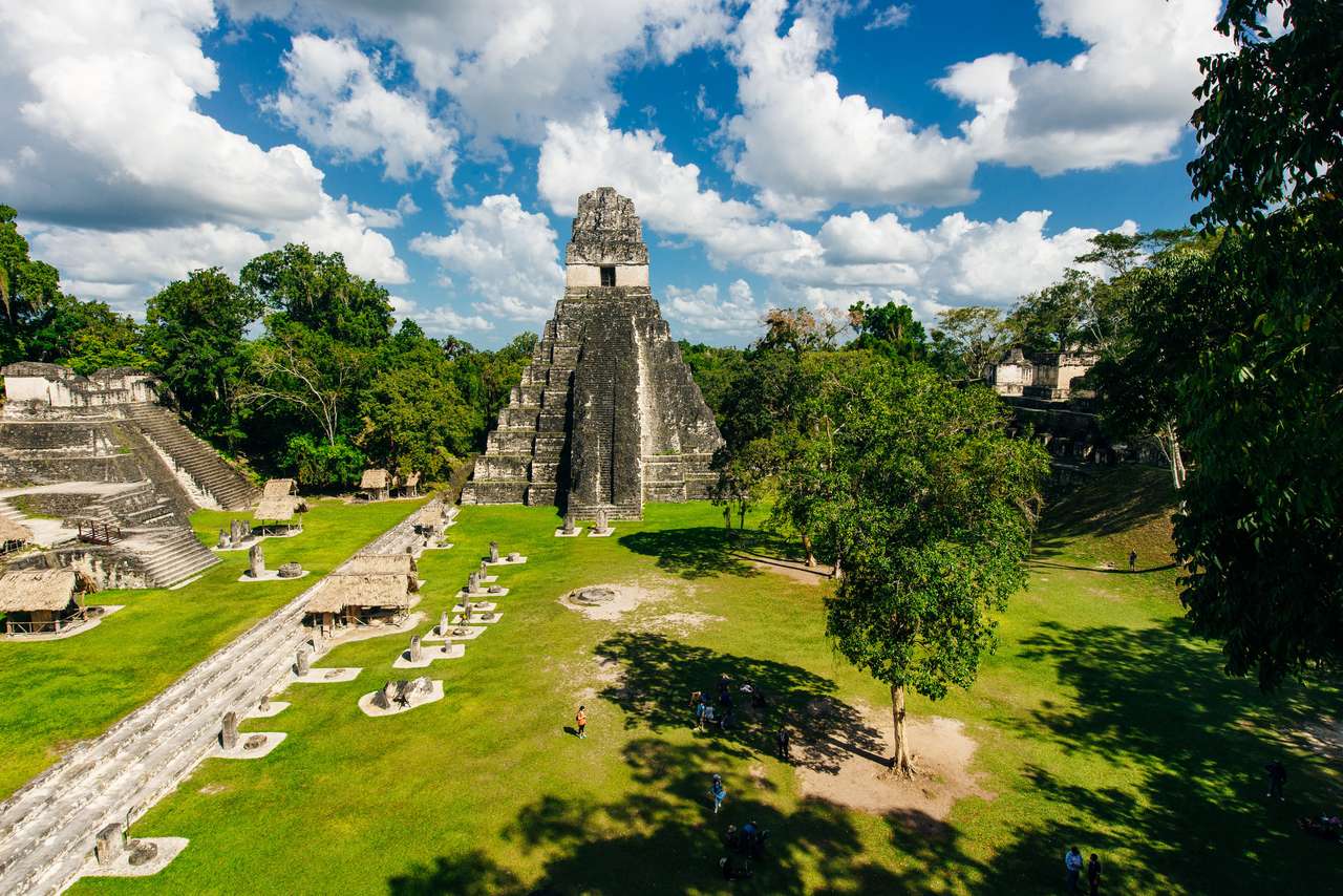 Piramidy znajdujące się w Parku Narodowym Tikal puzzle online ze zdjęcia