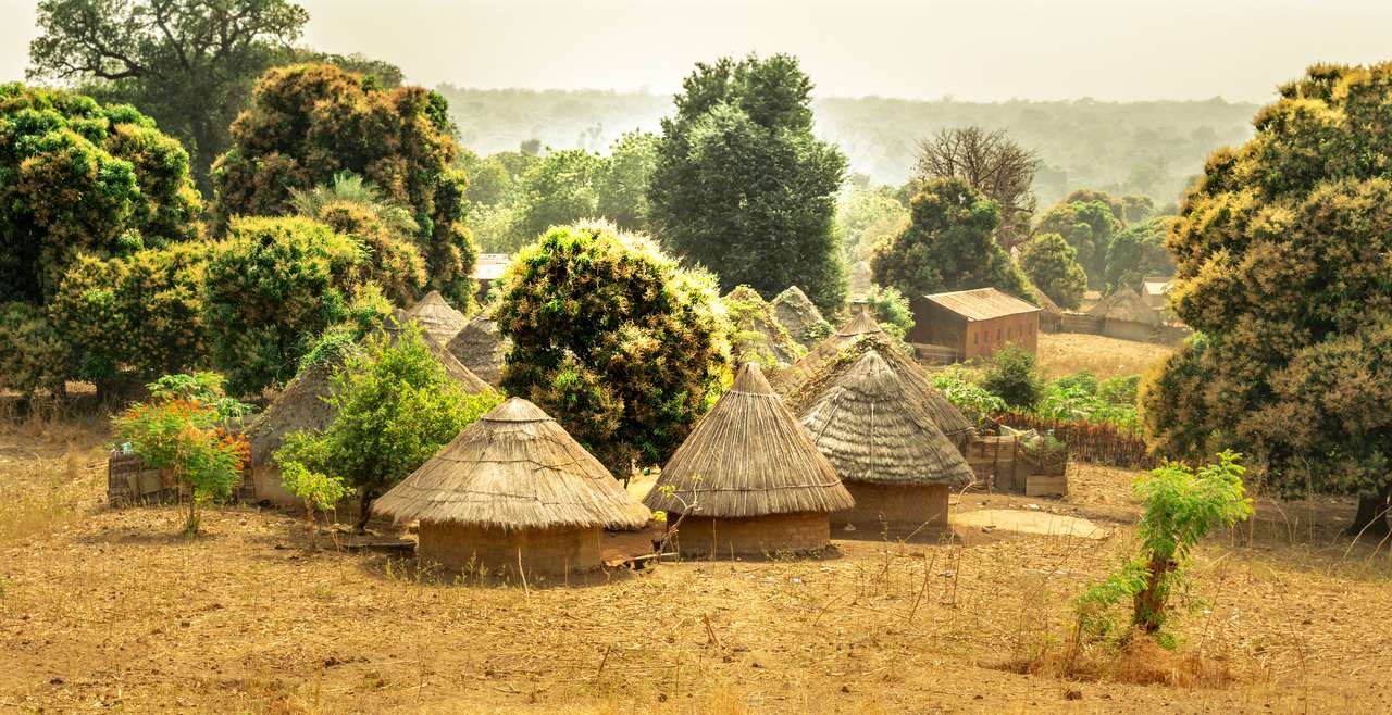 Tradycyjne bungalowy plemienia Bedik w Senegalu, wcześnie rano. puzzle online ze zdjęcia