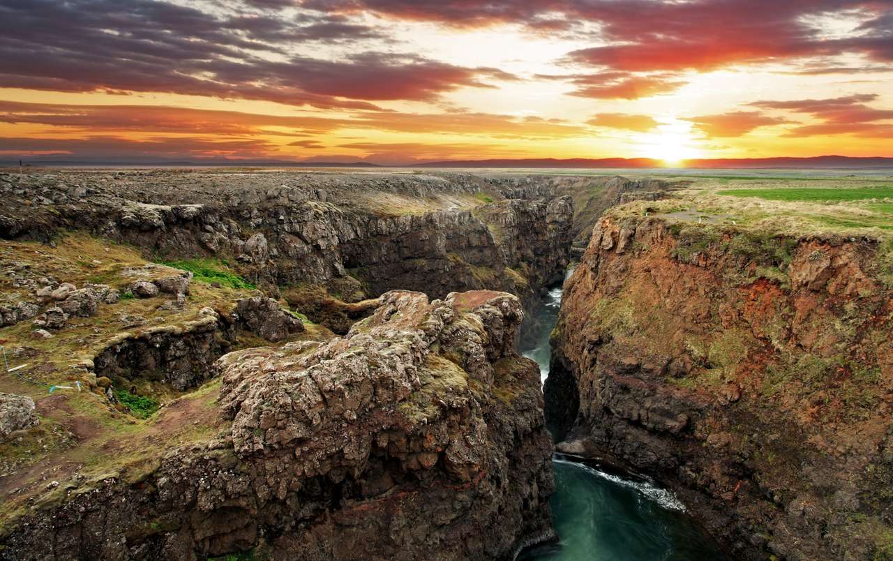 Islandia - Kanion Kolugil o zachodzie słońca puzzle